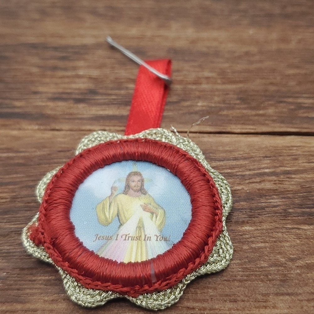 Christian religious brooch Jesus seasonal B574‎